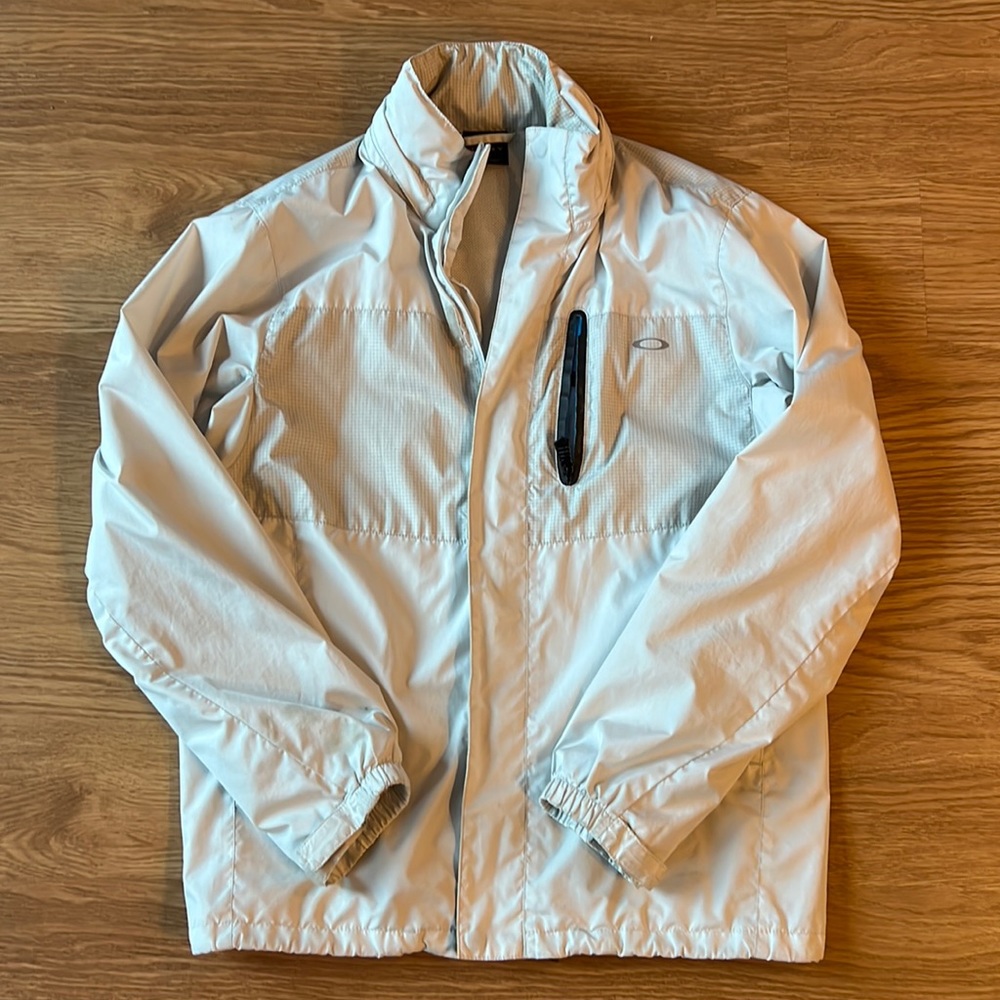 Men’s small Oakley wind breaker with packable hood